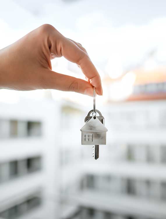 Helle Wohnung mit großem Fenster als Sinnbild für den Bereich Immobilien