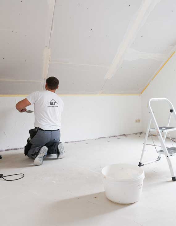 Trockenbau-Detail mit präziser Kantenführung – BLT Construction Innenausbau