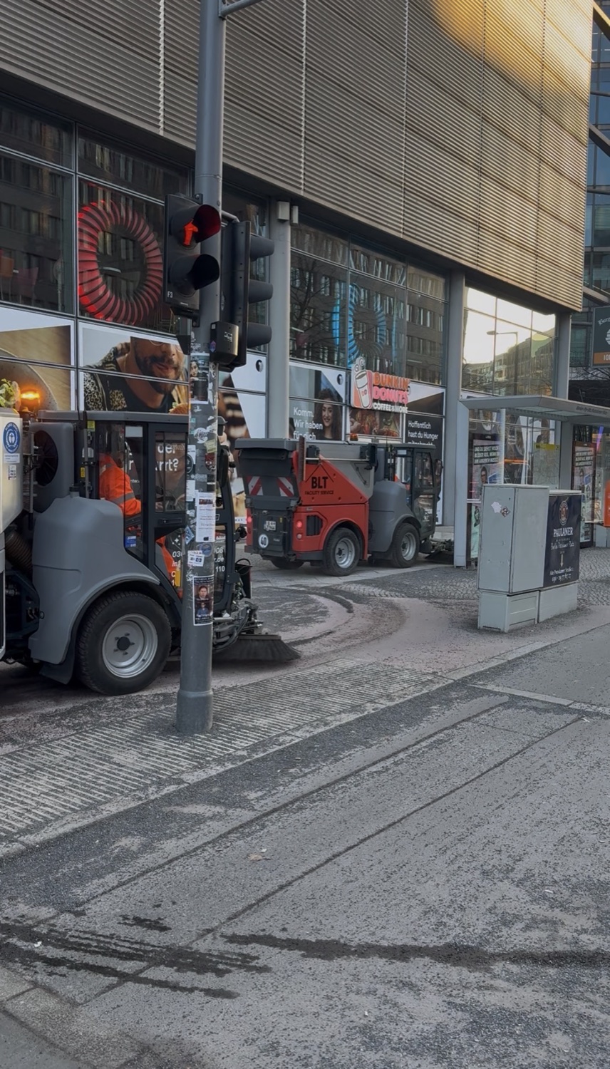 Kehrarbeiten auf einem Gehweg – Straßenreinigung durch BLT Facility Service