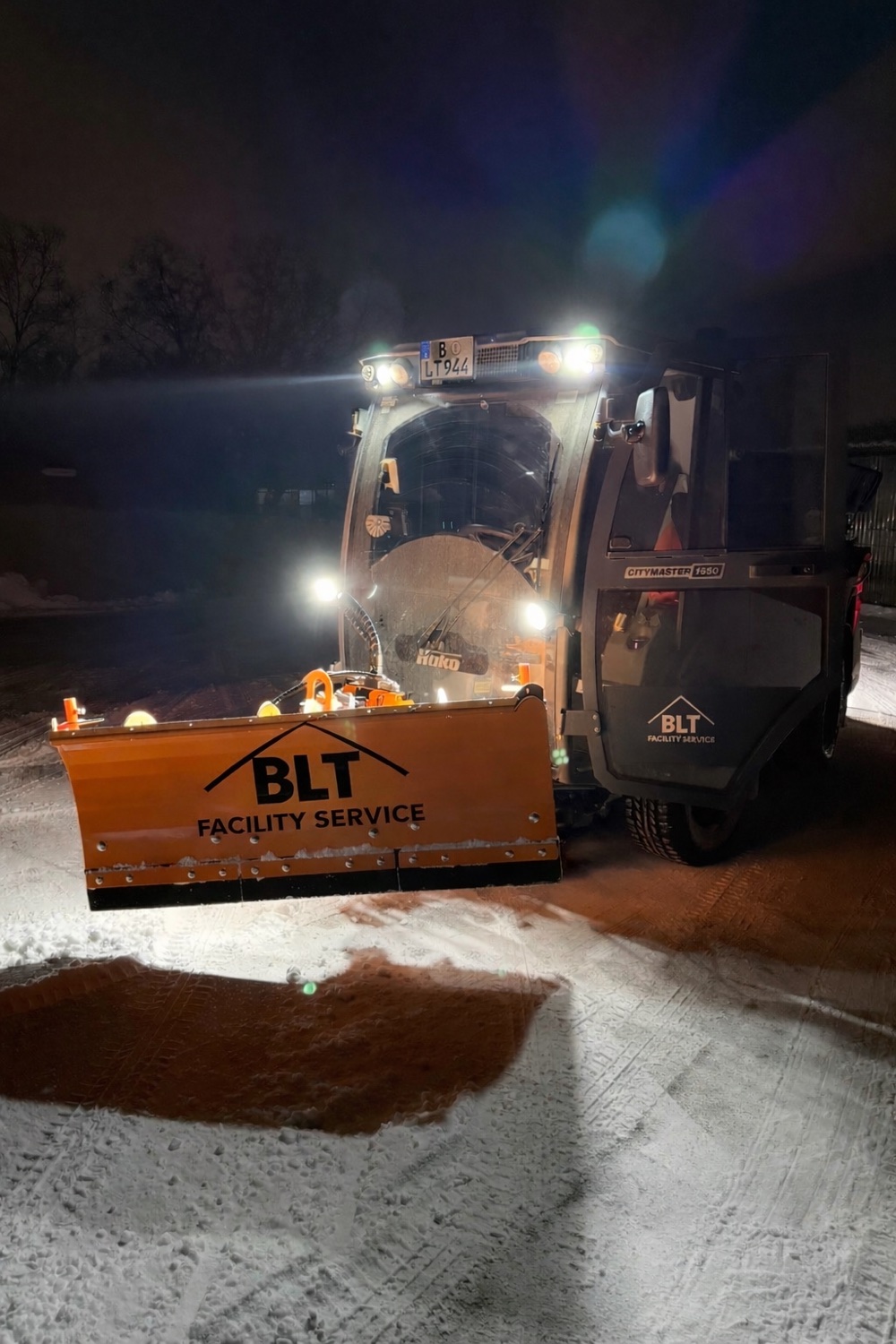 Verschneiter Gehweg wird geräumt – Winterdienst der BLT Facility Service